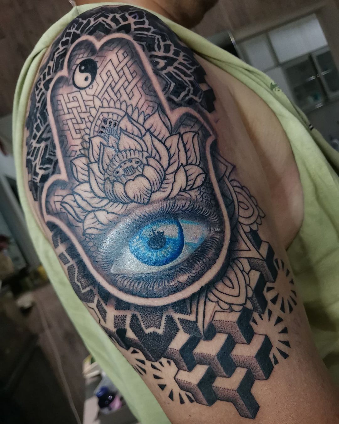Gran tatuaje de Hamsa en la manga
