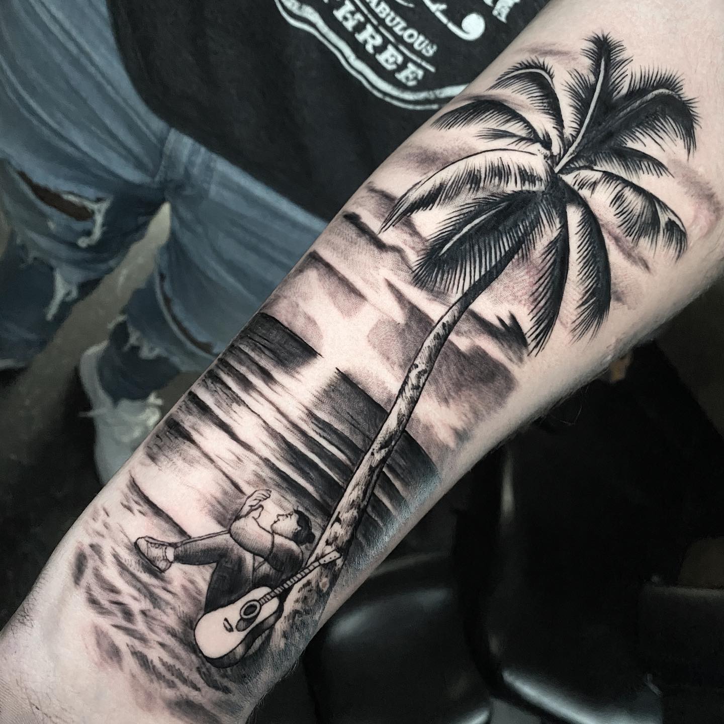 Guitarrista y Tatuaje de Palmera
