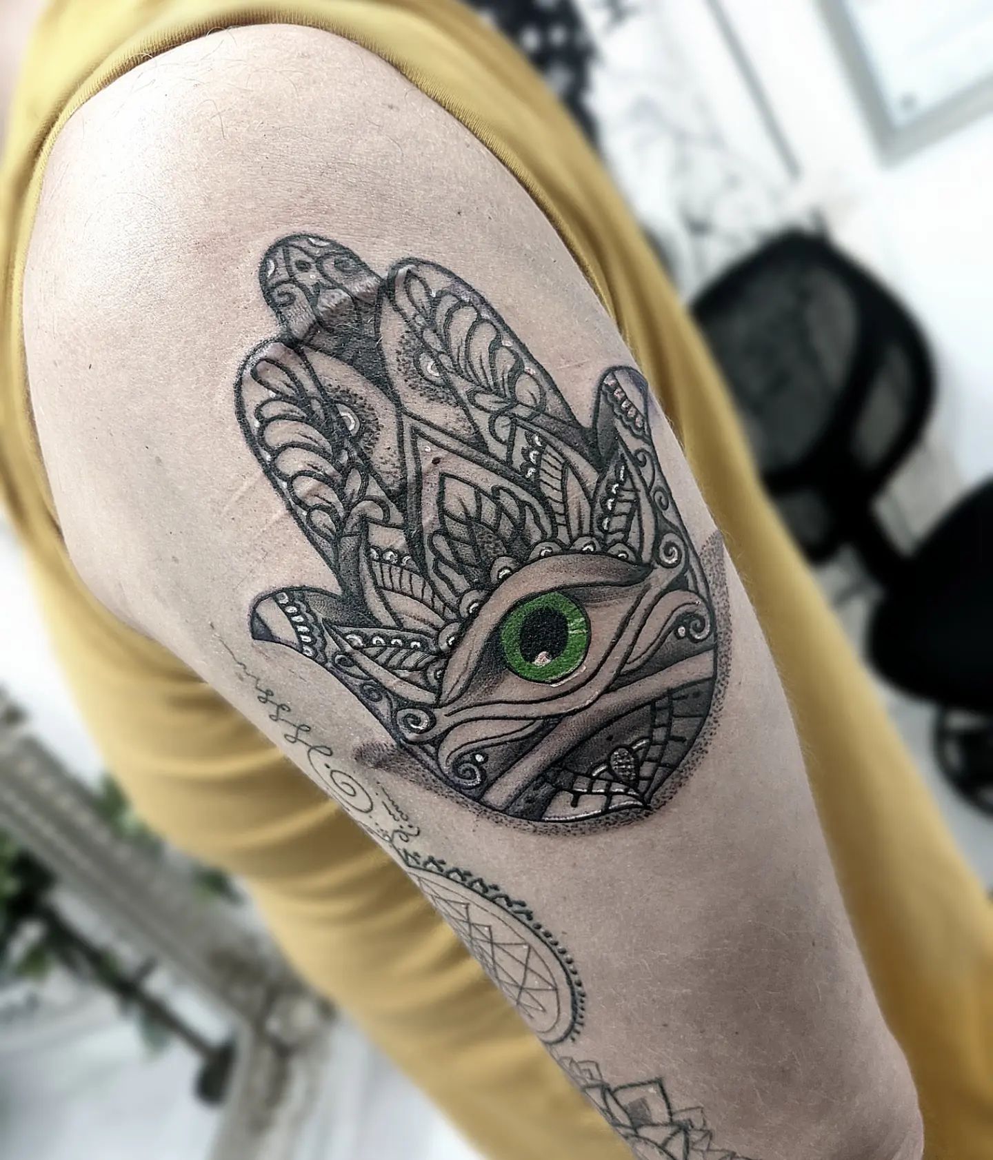 Hamsa con ojo verde