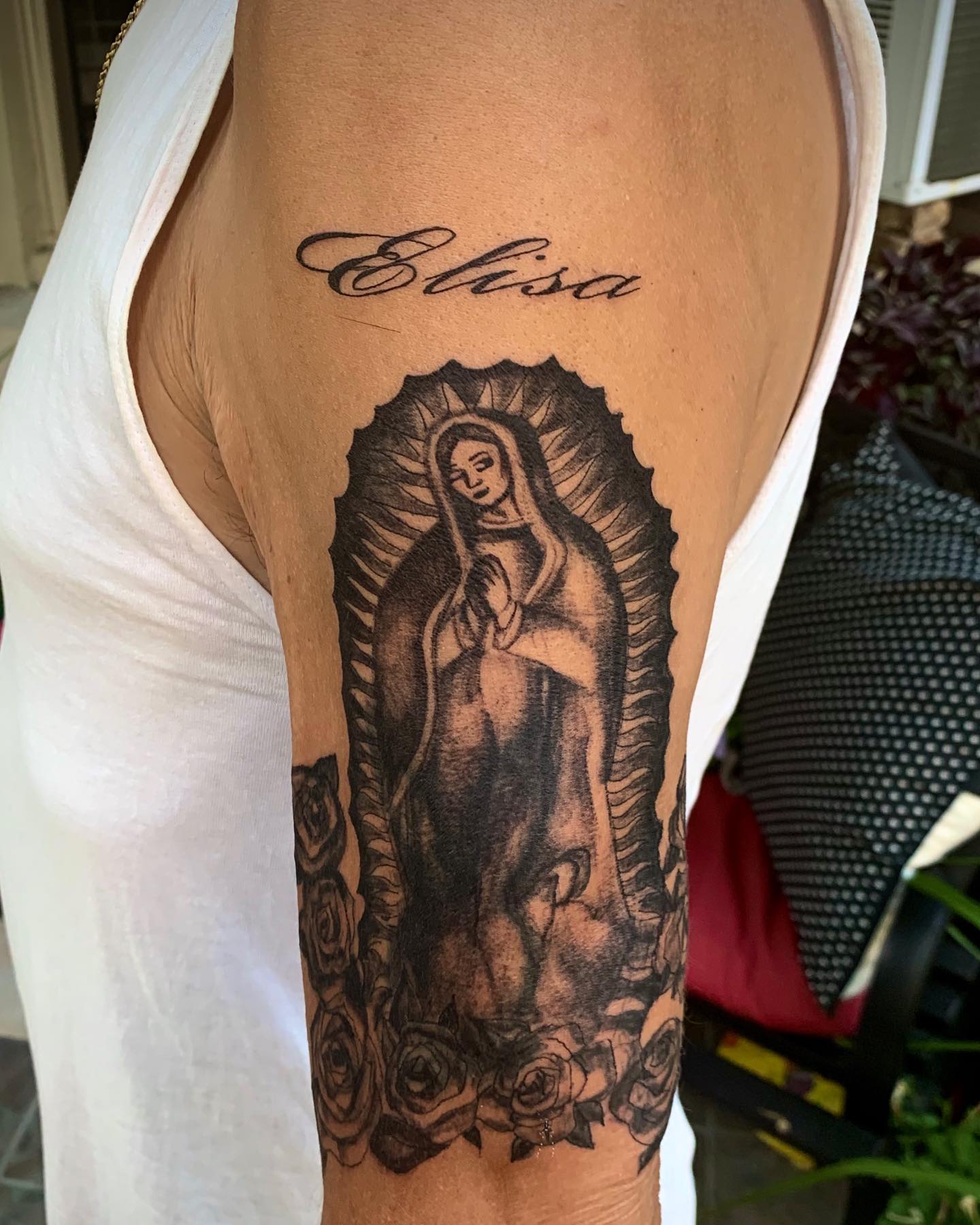 La Virgen de Guadalupe con rosas