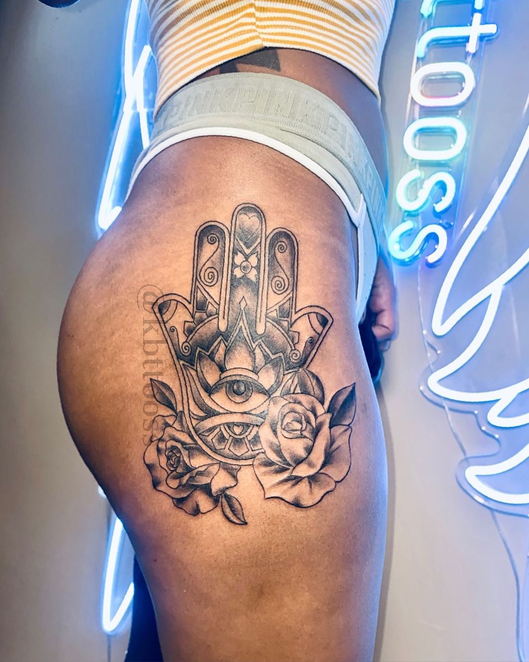 Muslo gigante Tatuaje sexy de Hamsa