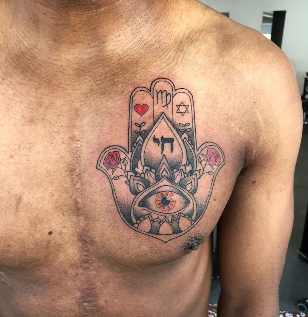 Pecho Tatuaje de Hamsa para hombres.