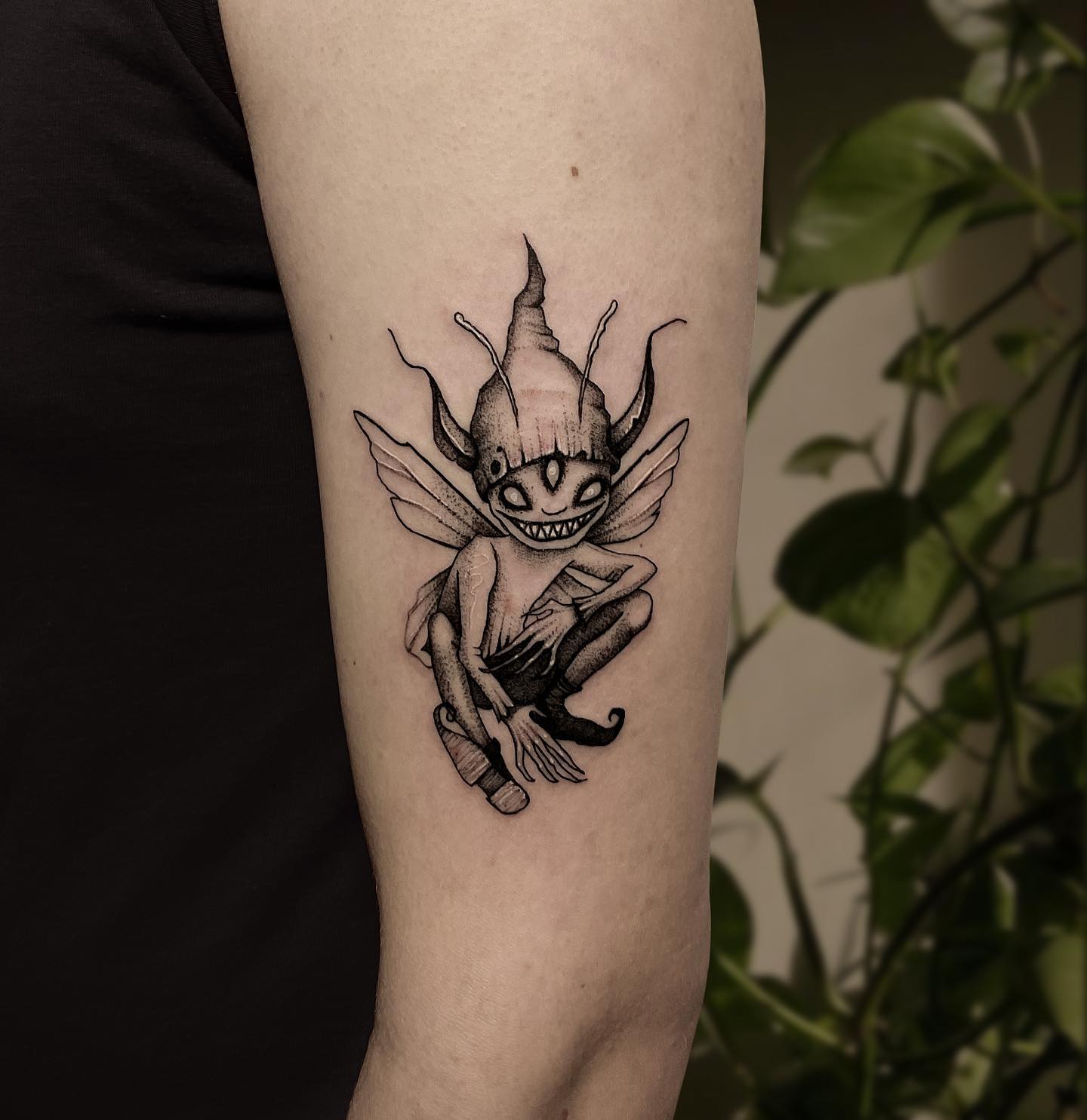 Pequeño tatuaje de bruja demonio.
