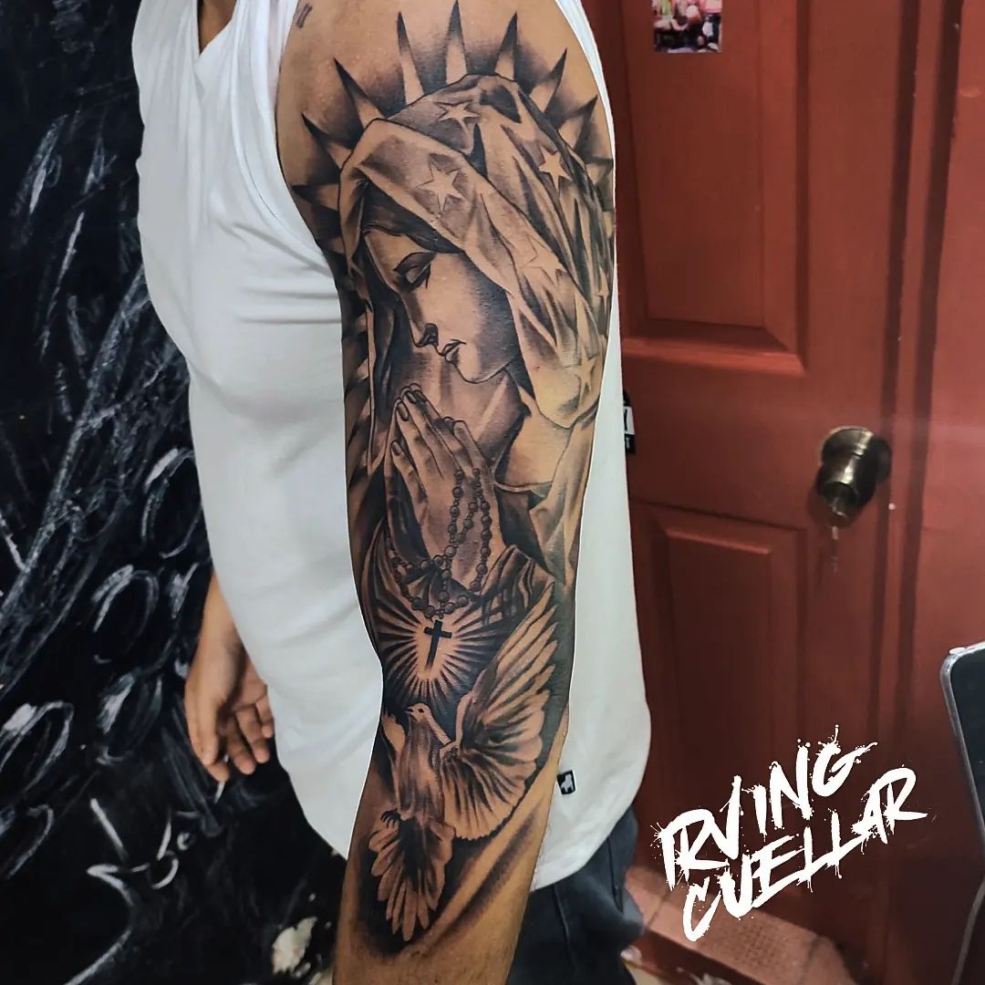 Tatuaje completo del brazo de la Virgen de Guadalupe