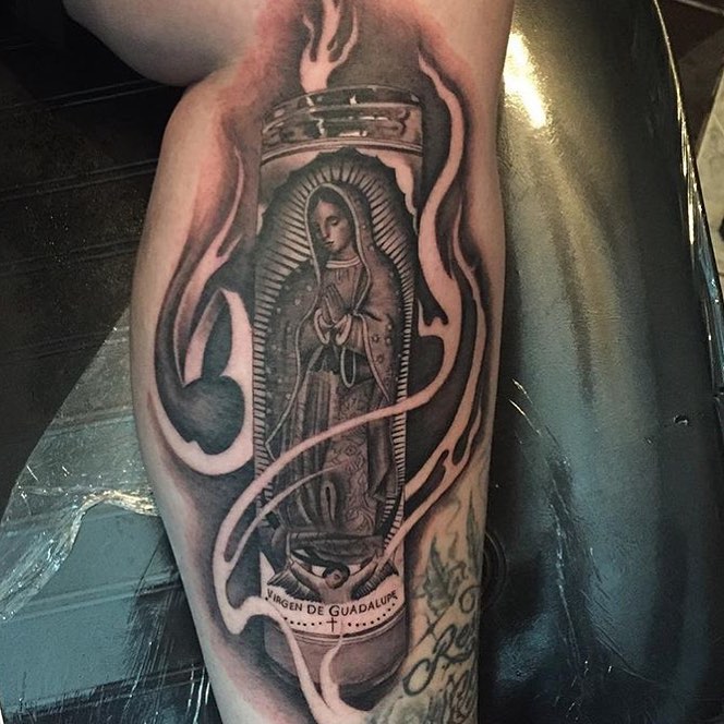 Tatuaje creativo de La Virgen de Guadalupe.