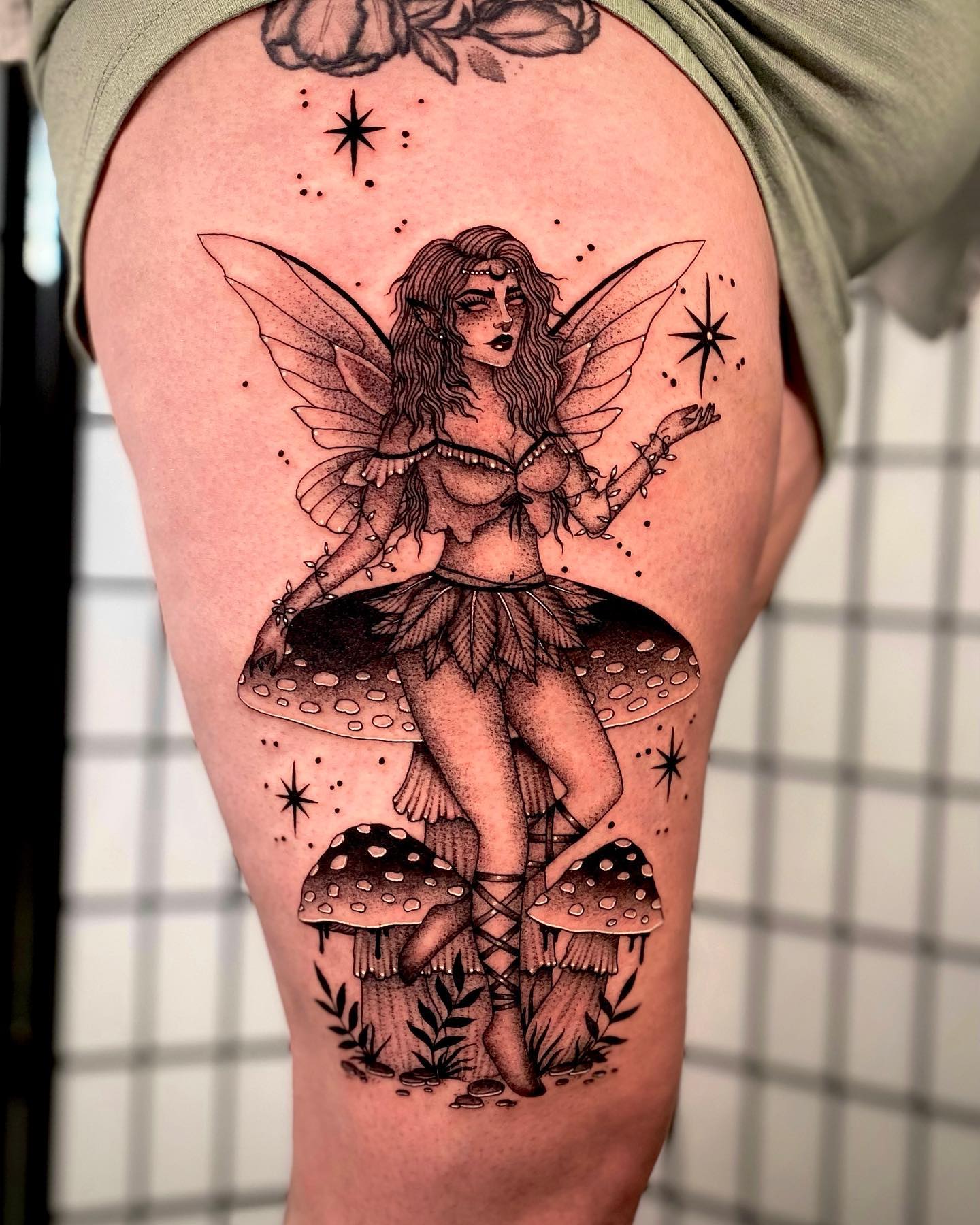 Tatuaje de duendecilla fresca y bruja