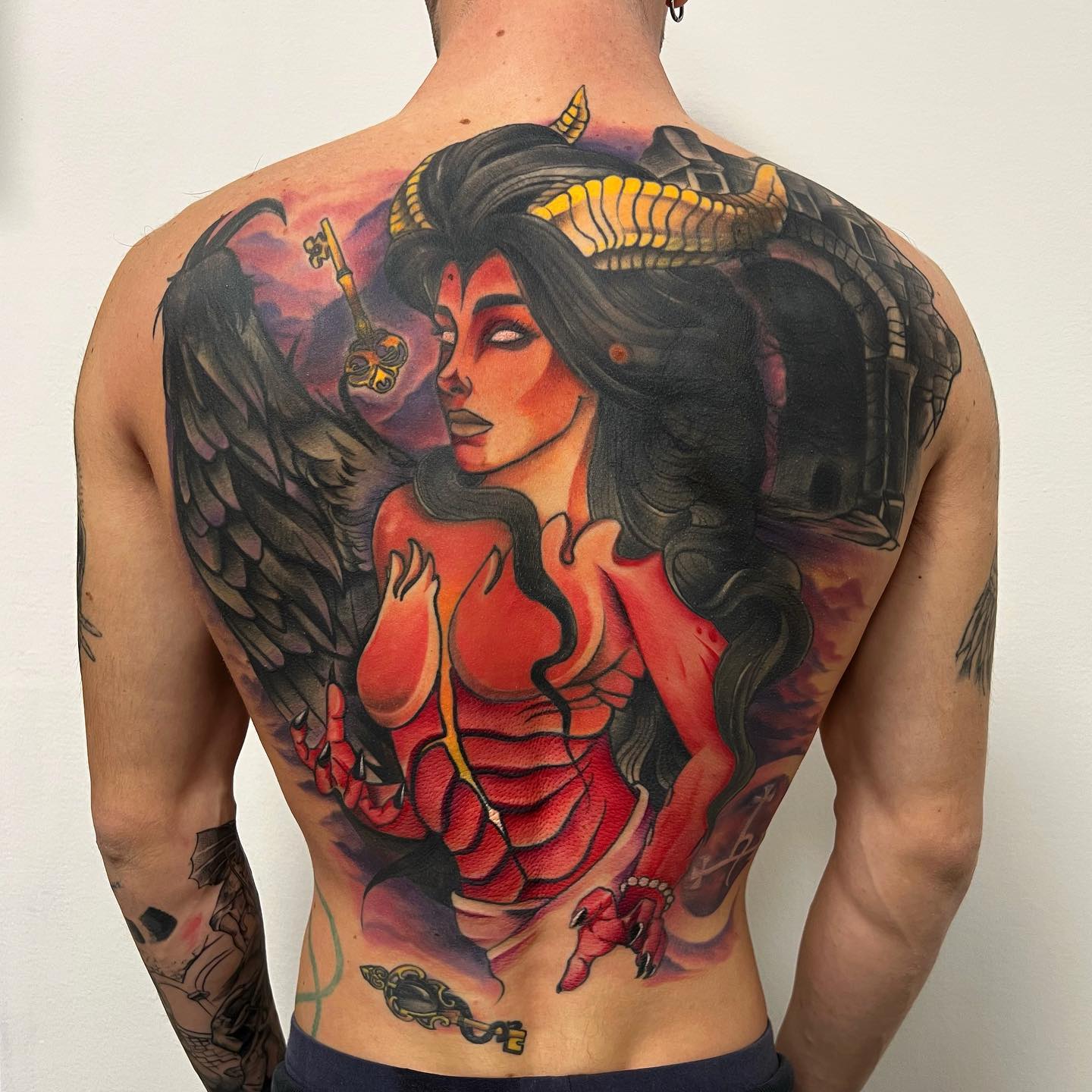 Tatuaje de espalda con idea de colores.