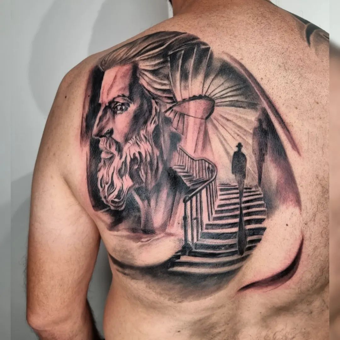 Tatuaje de espalda con tinta negra