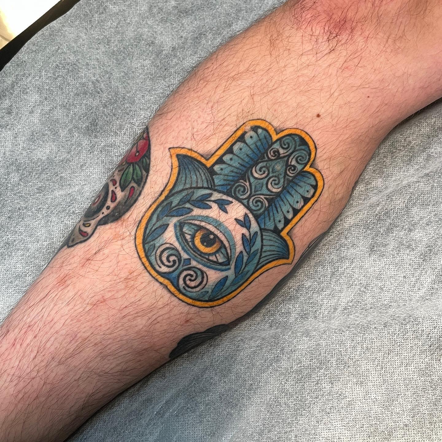 Tatuaje de Hamsa Colorido en la Pantorrilla