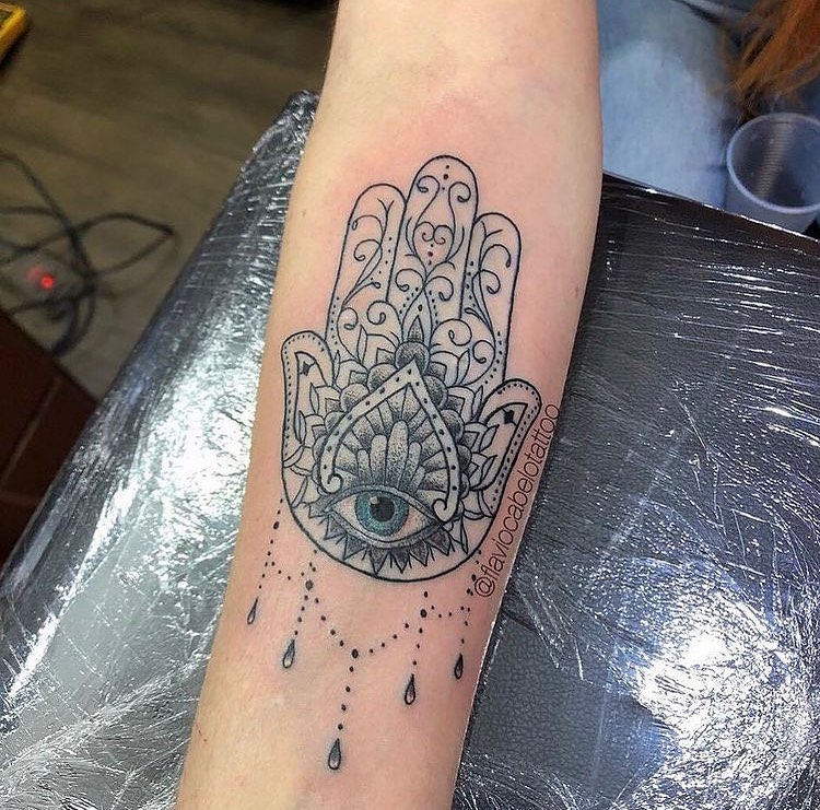Tatuaje de Hamsa con clase