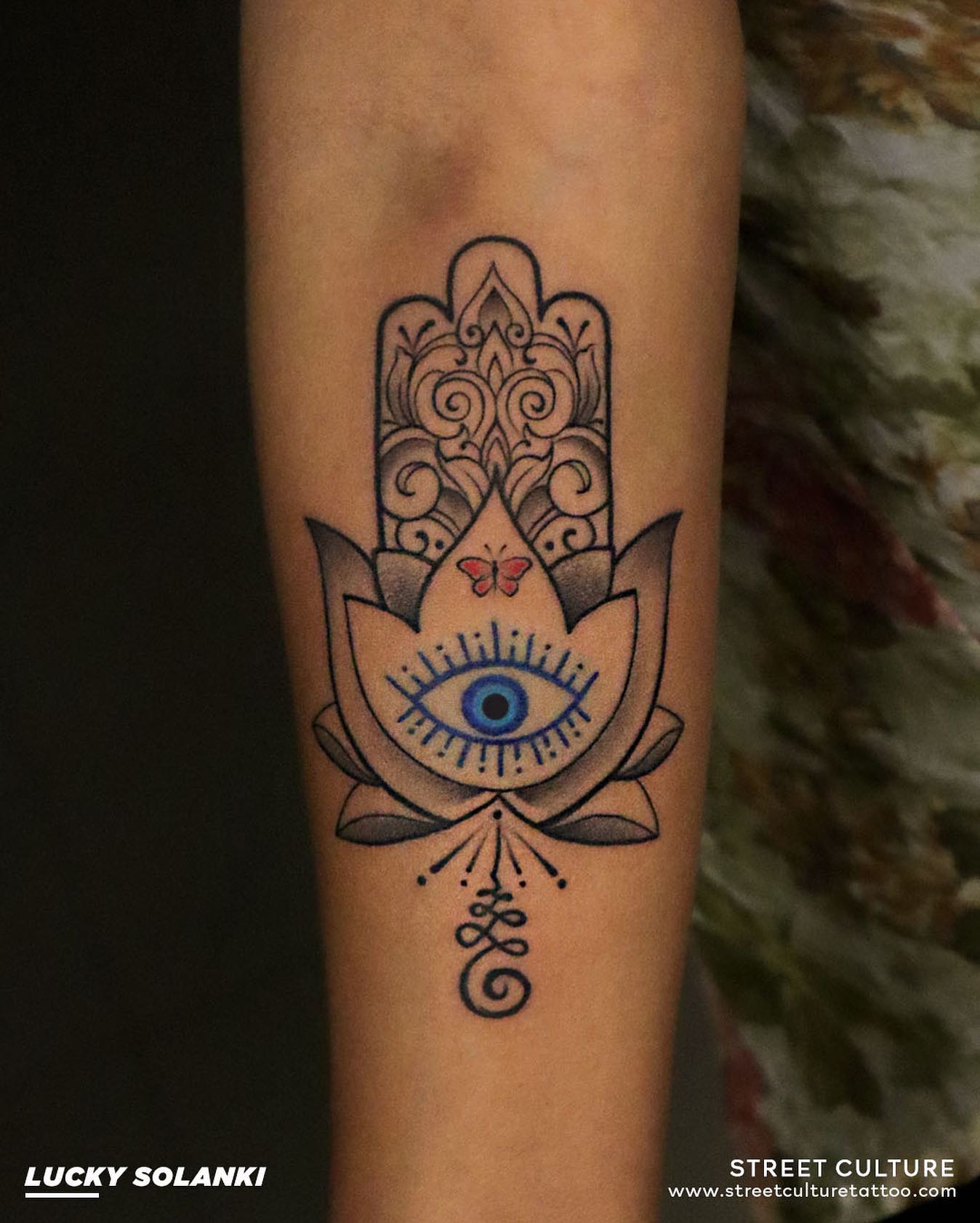 Tatuaje de Hamsa con estilo