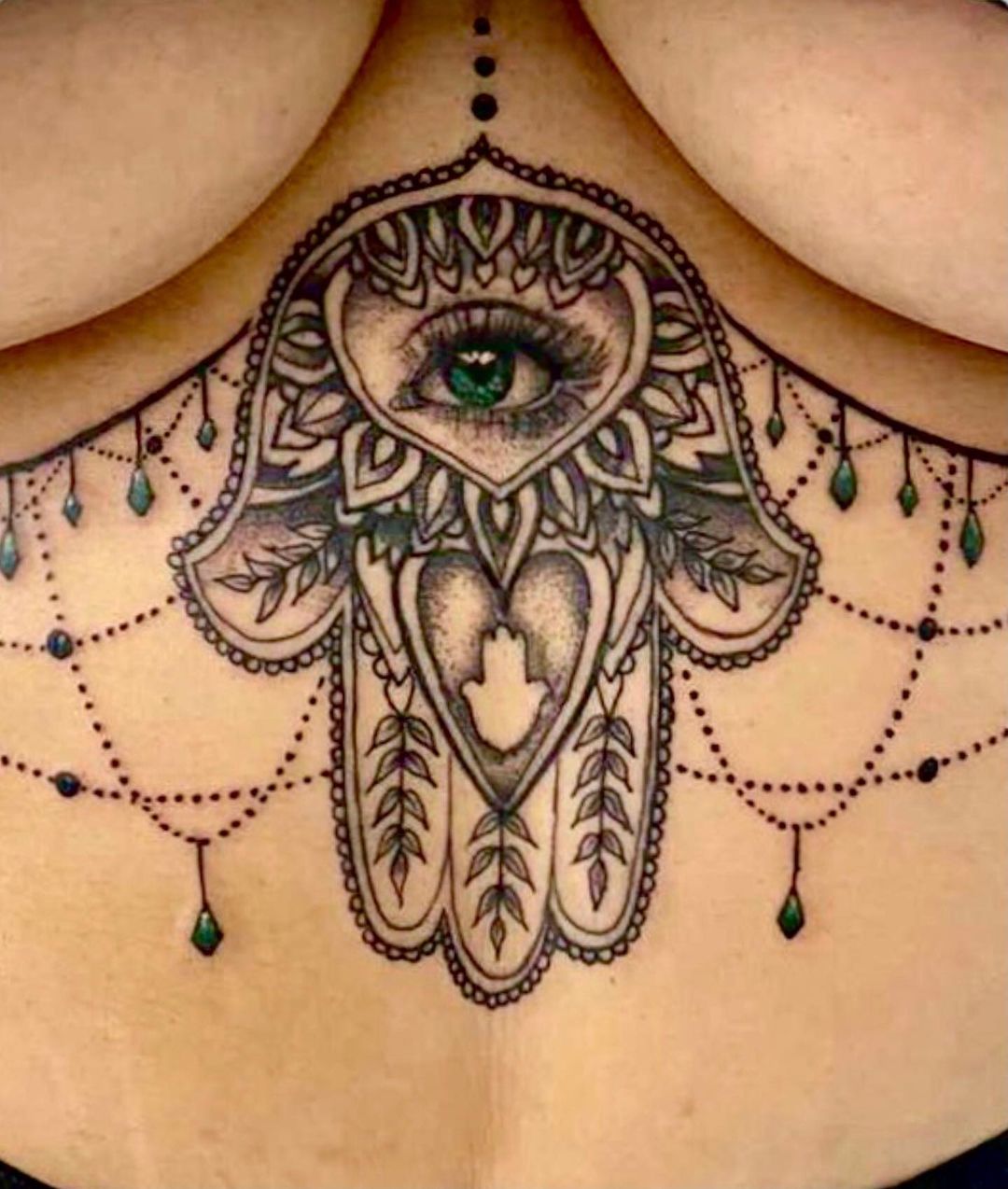 Tatuaje de Hamsa debajo del pecho