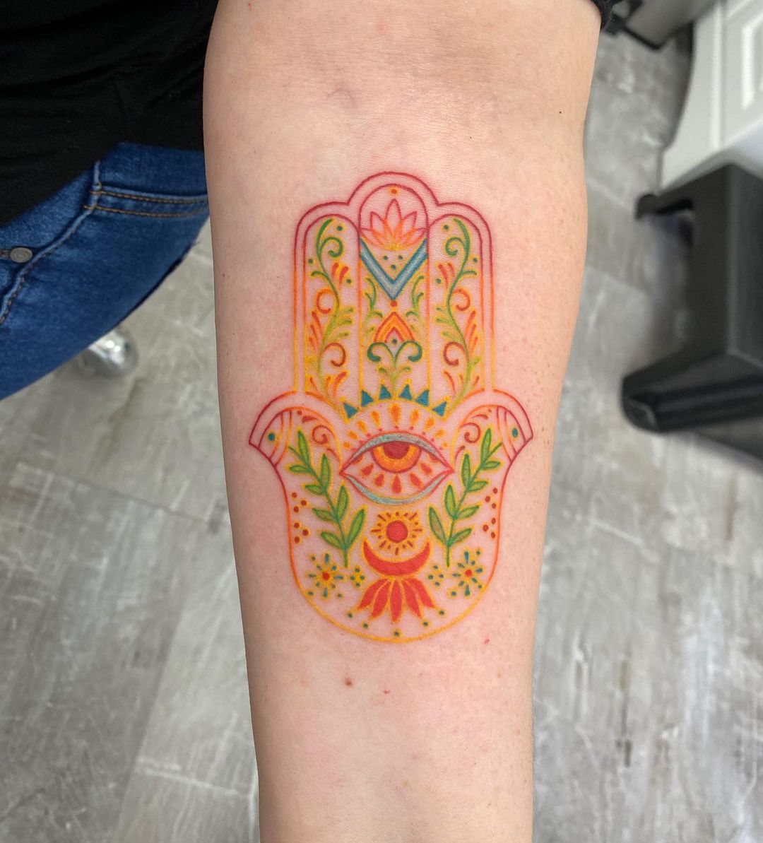 Tatuaje de Hamsa en el antebrazo colorido