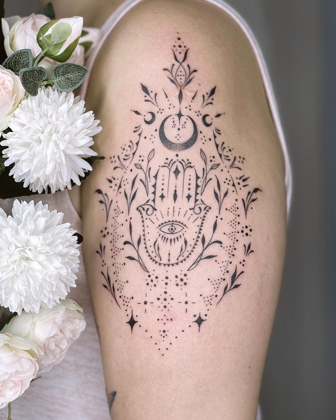 Tatuaje de Hamsa en hombro grande y audaz