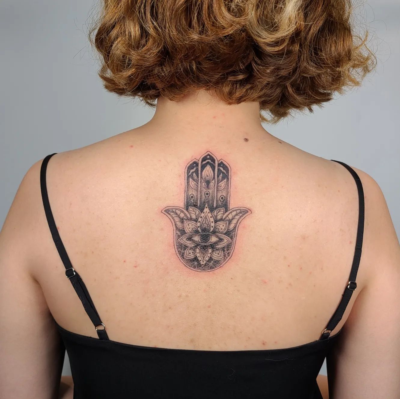 Tatuaje de Hamsa en la espalda.