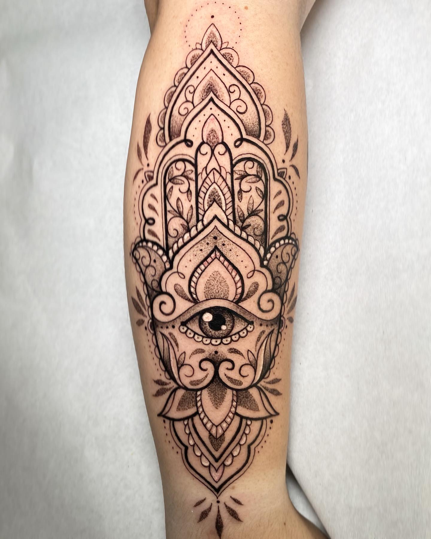 Tatuaje de Hamsa en la manga