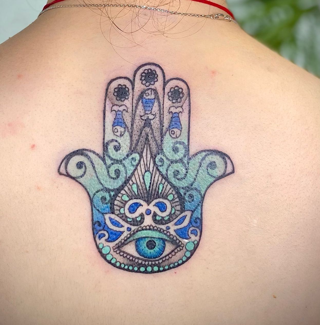 Tatuaje de Hamsa Sobresaliente en la Espalda