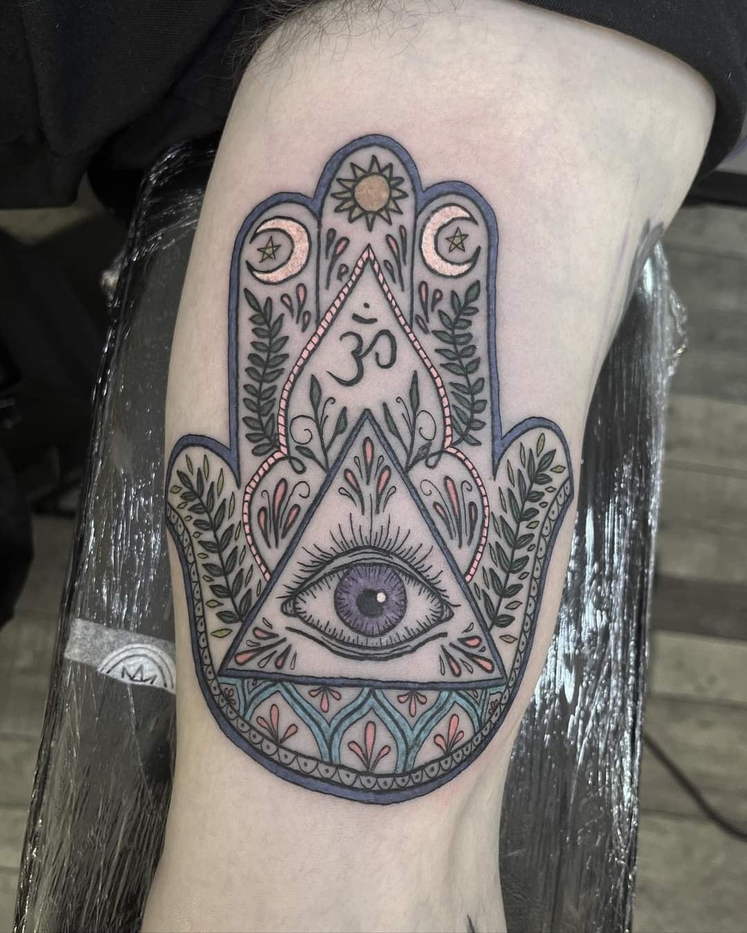 Tatuaje de Hamsa y Om