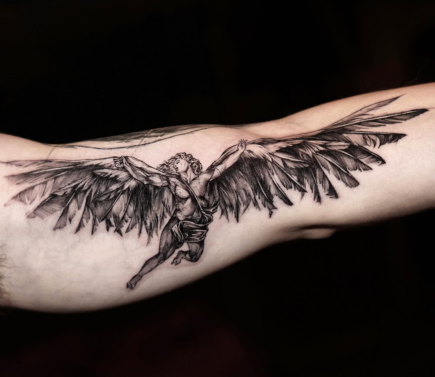 Tatuaje de Ícaro en el antebrazo.