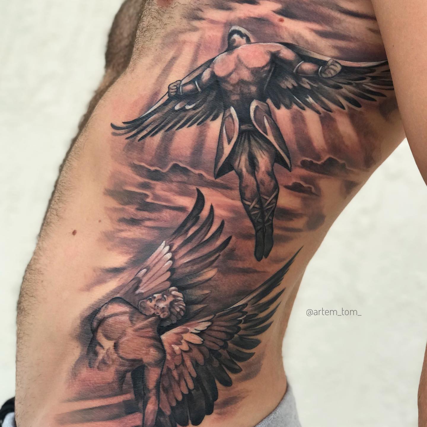 Tatuaje de Ícaro en el estómago
