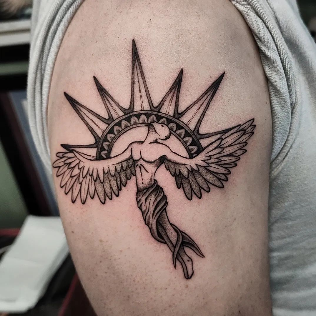 Tatuaje de Ícaro en el Hombro