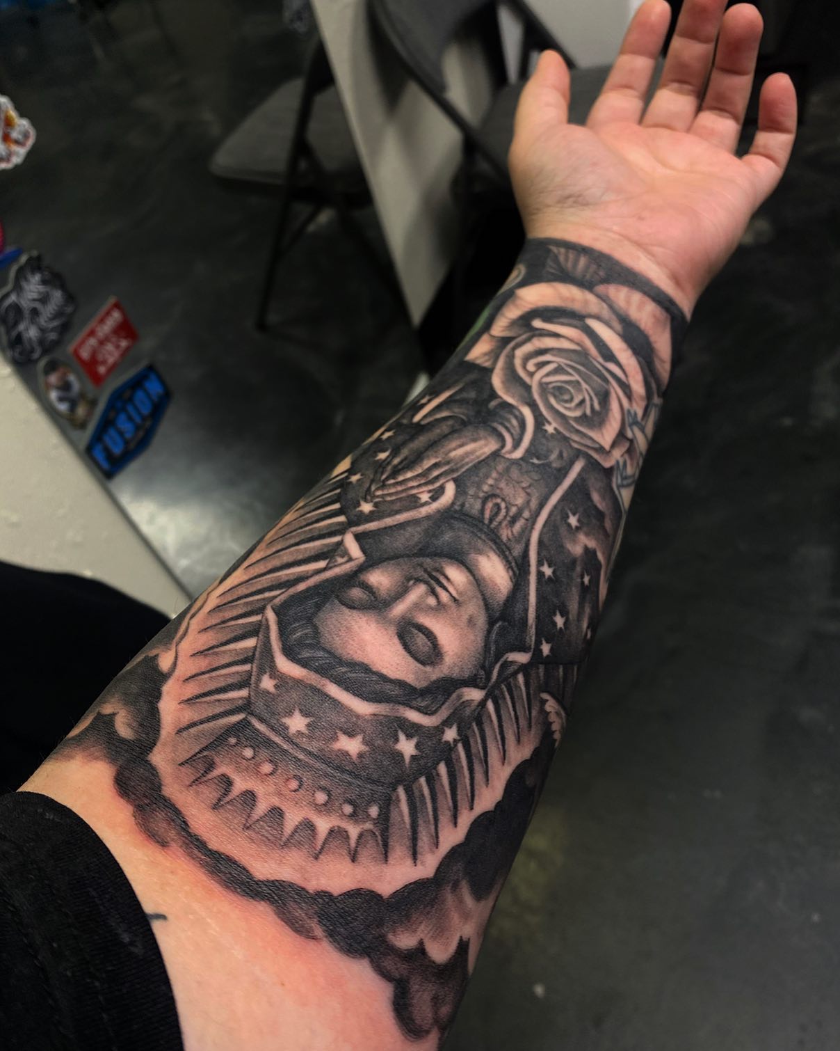 Tatuaje de la Virgen de Guadalupe en el antebrazo.