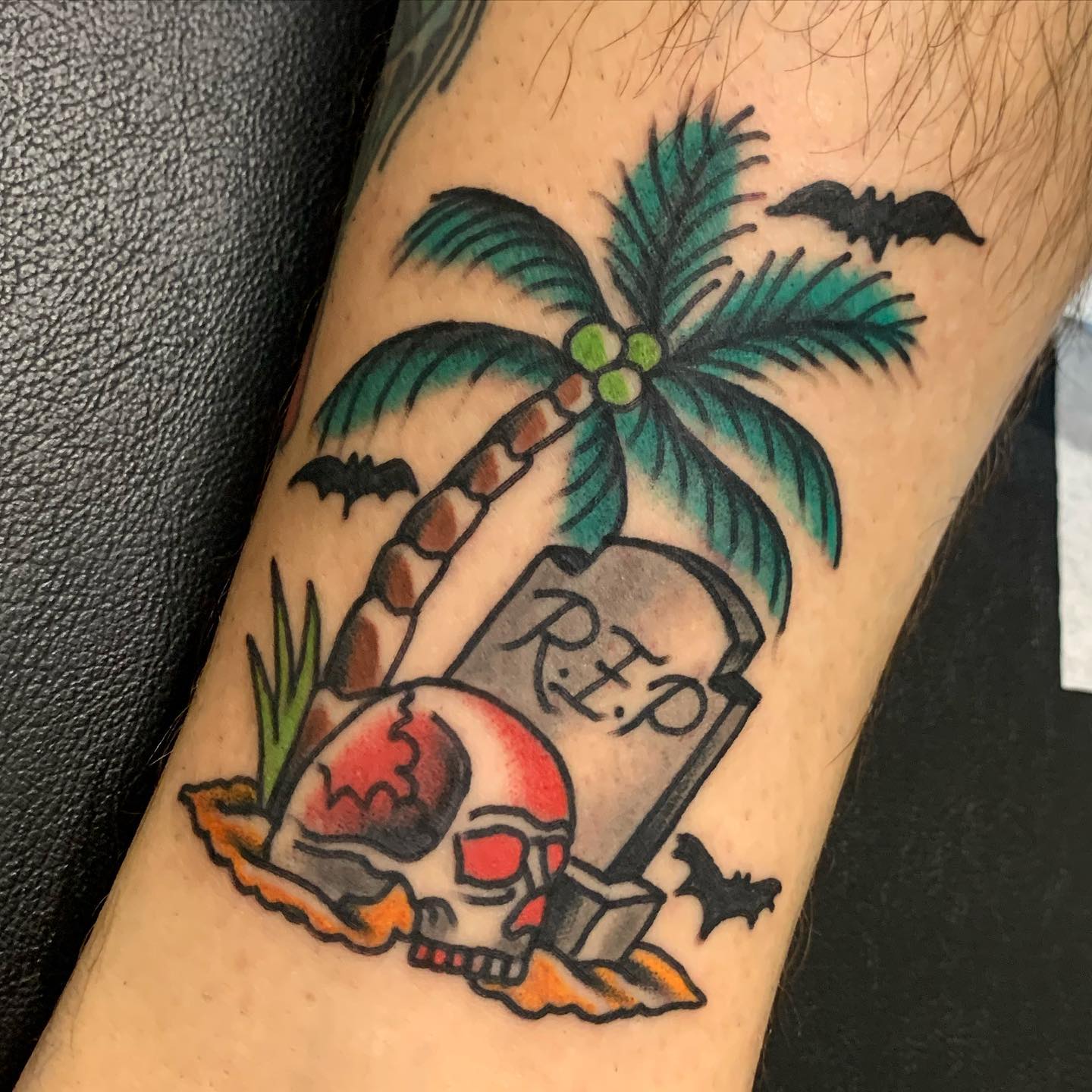 Tatuaje de lápida y palmera