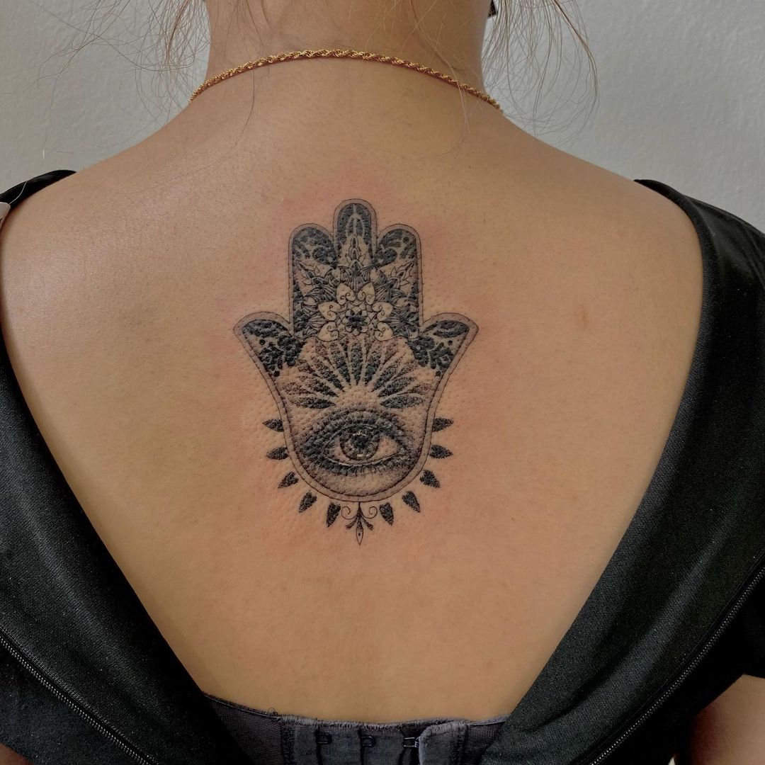 Tatuaje de mano de Fátima con tinta negra