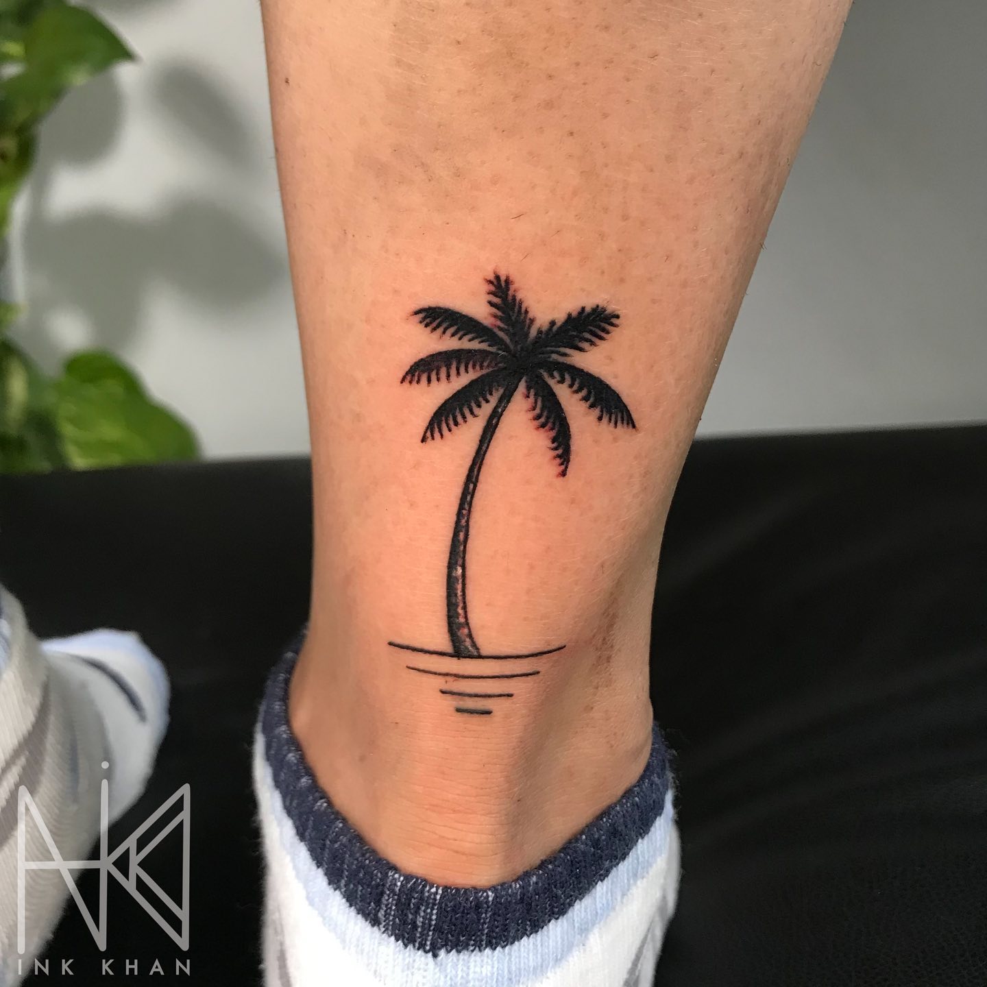 Tatuaje de palmera en el tobillo
