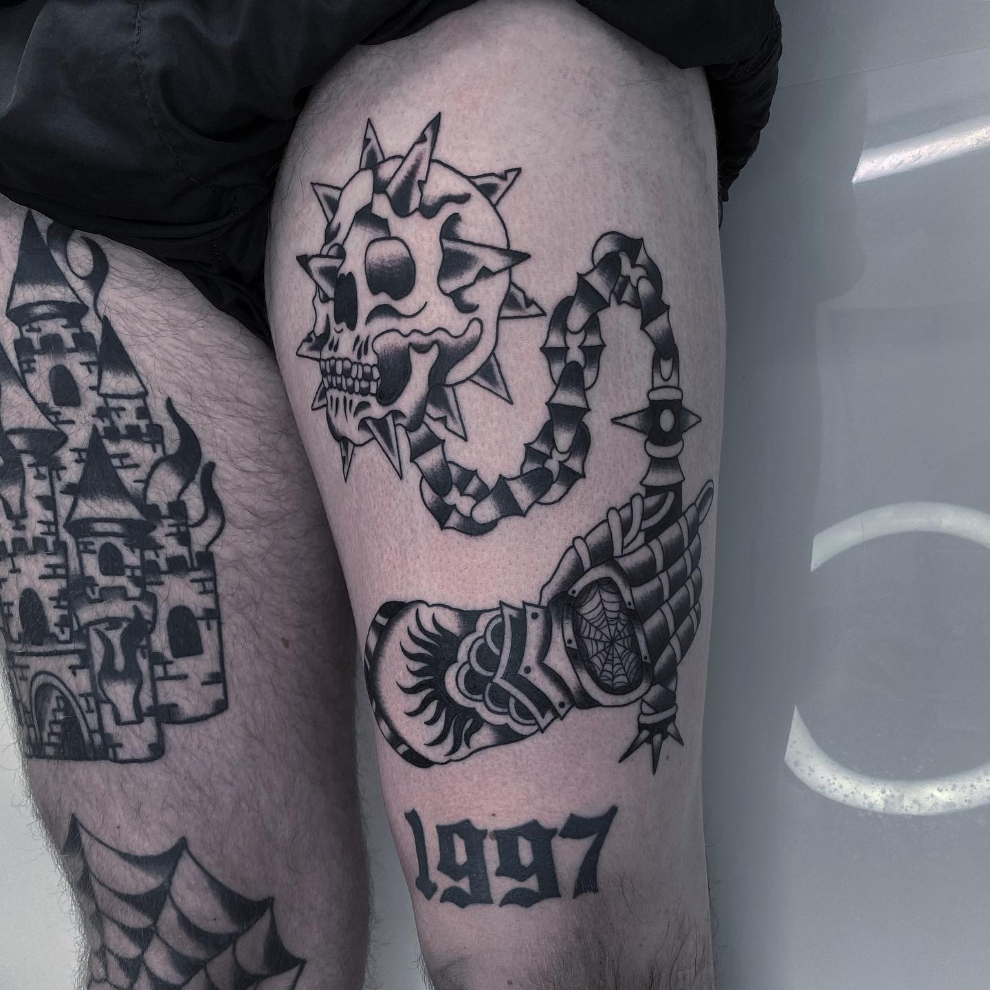 Tatuaje de Patchwork con Temática Medieval