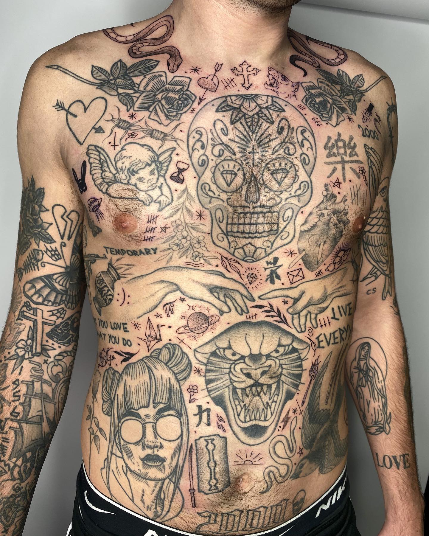 Tatuaje de patchwork elaborado.