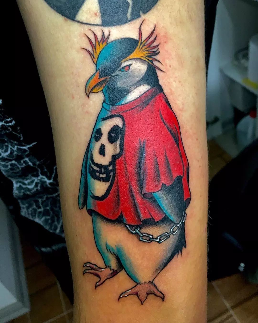 Tatuaje de pingüino genial.
