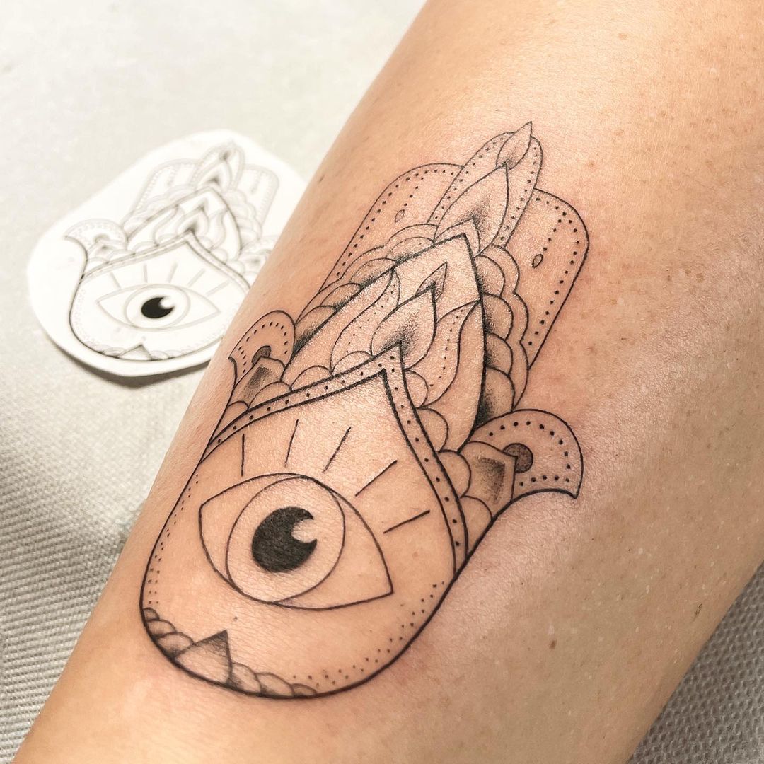 Tatuaje detallado de Hamsa, tinta.