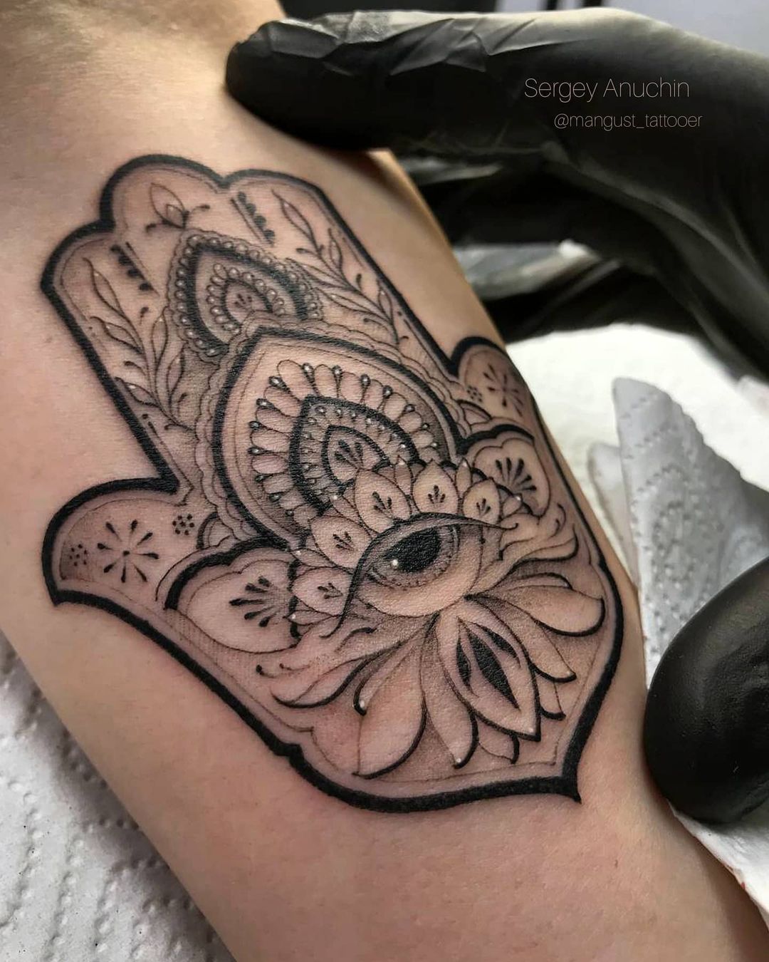 Tatuaje detallado y preciso de Hamsa