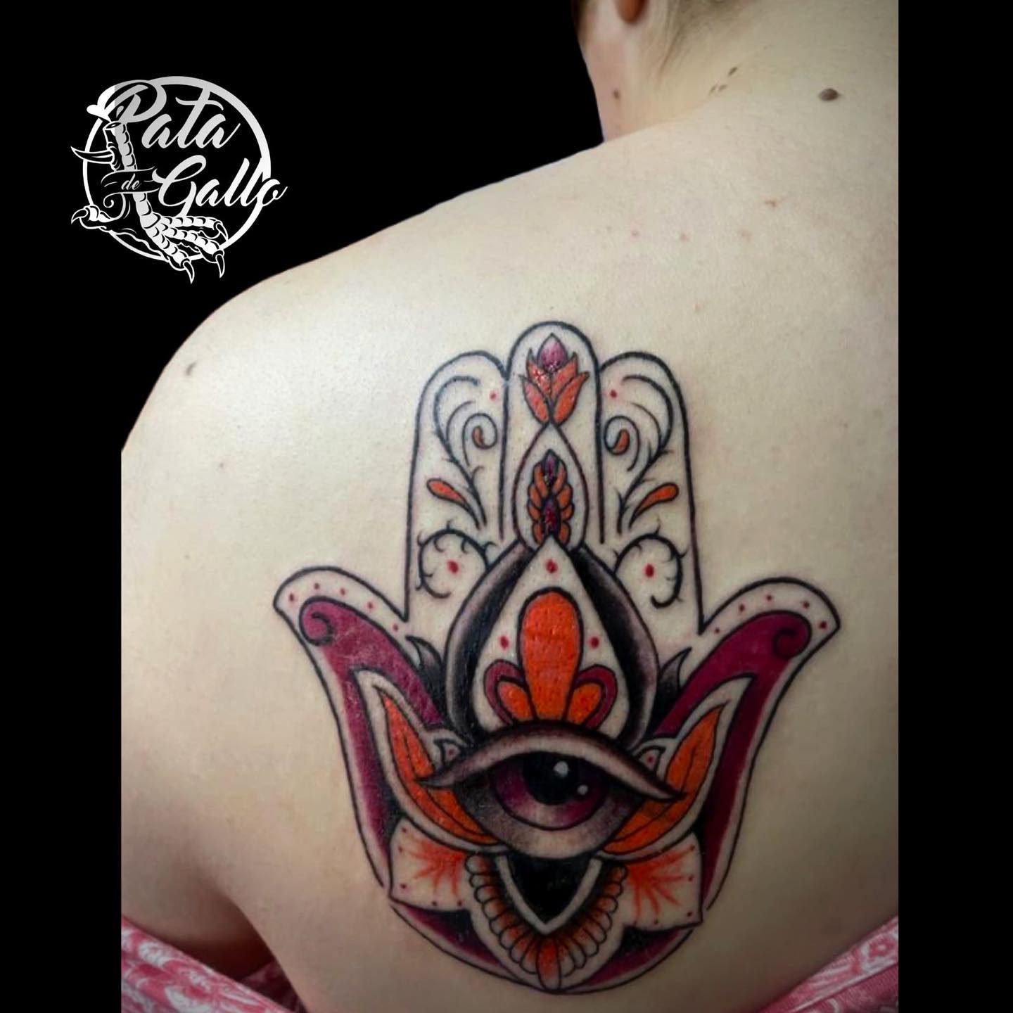 Tatuaje elegante de Hamsa