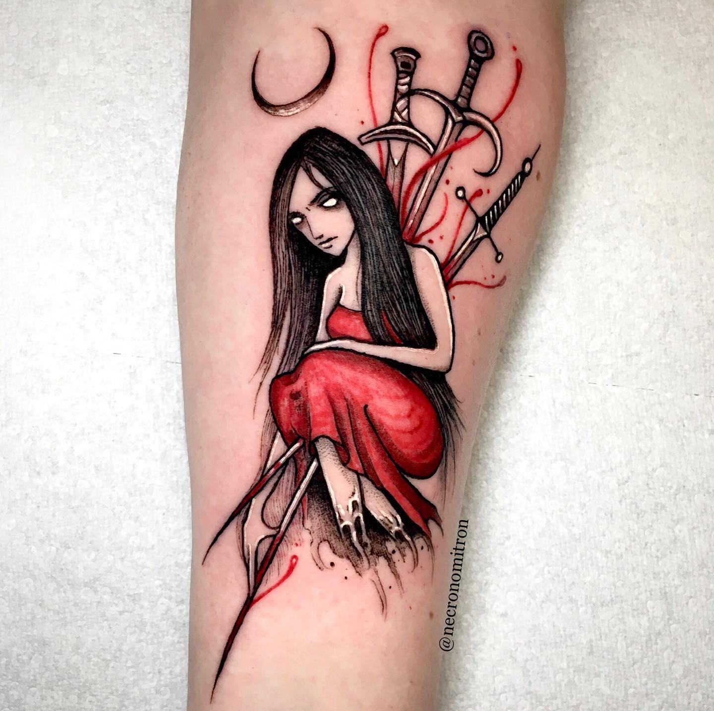 Tatuaje espeluznante de bruja