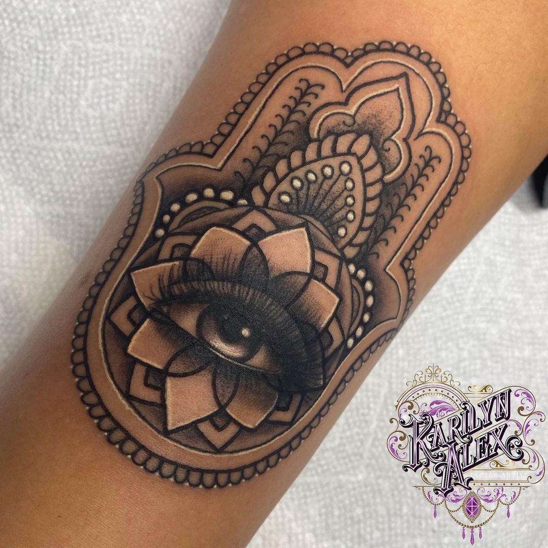 Tatuaje femenino de Hamsa.