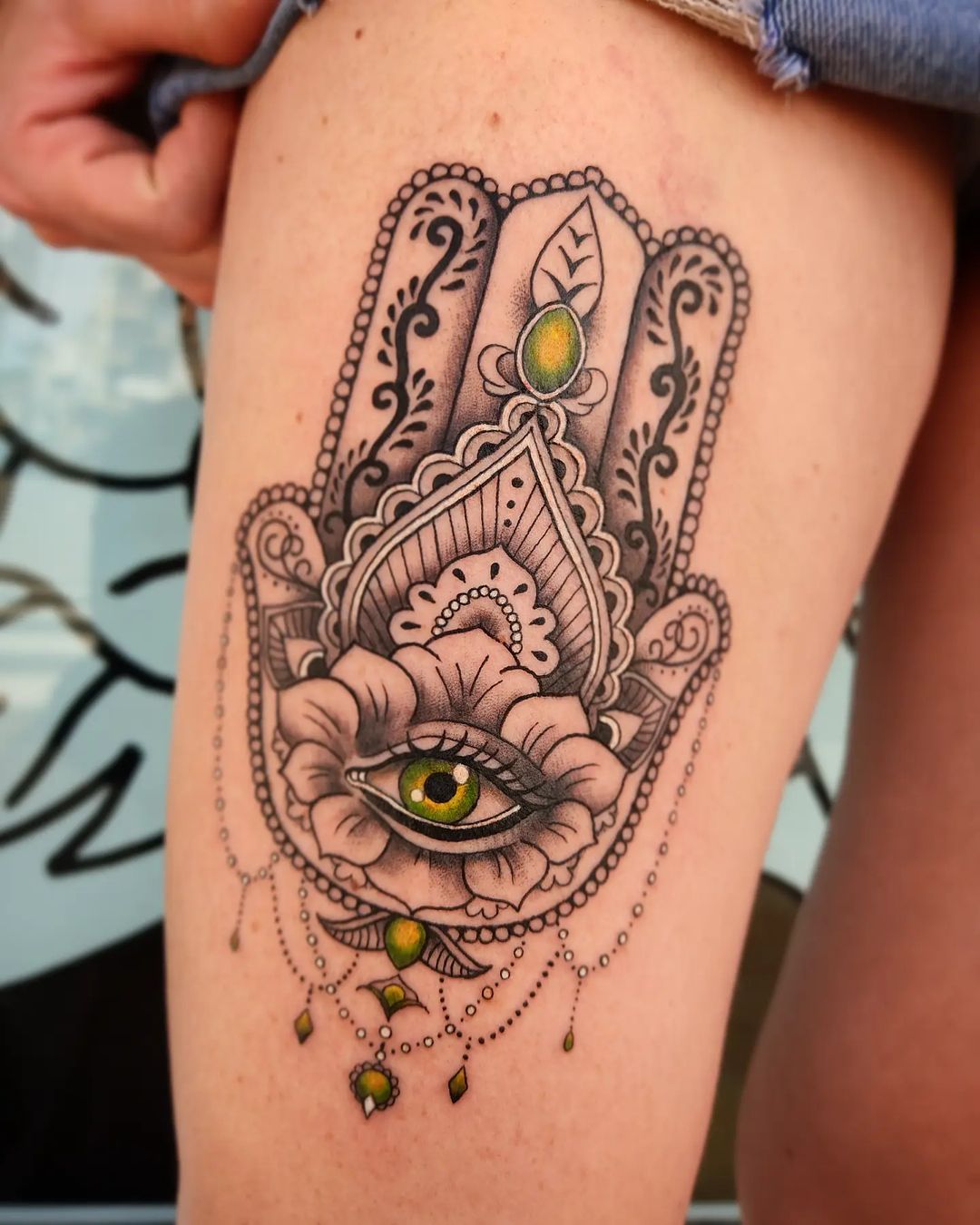 Tatuaje Hamsa grande y hermoso en la pierna.