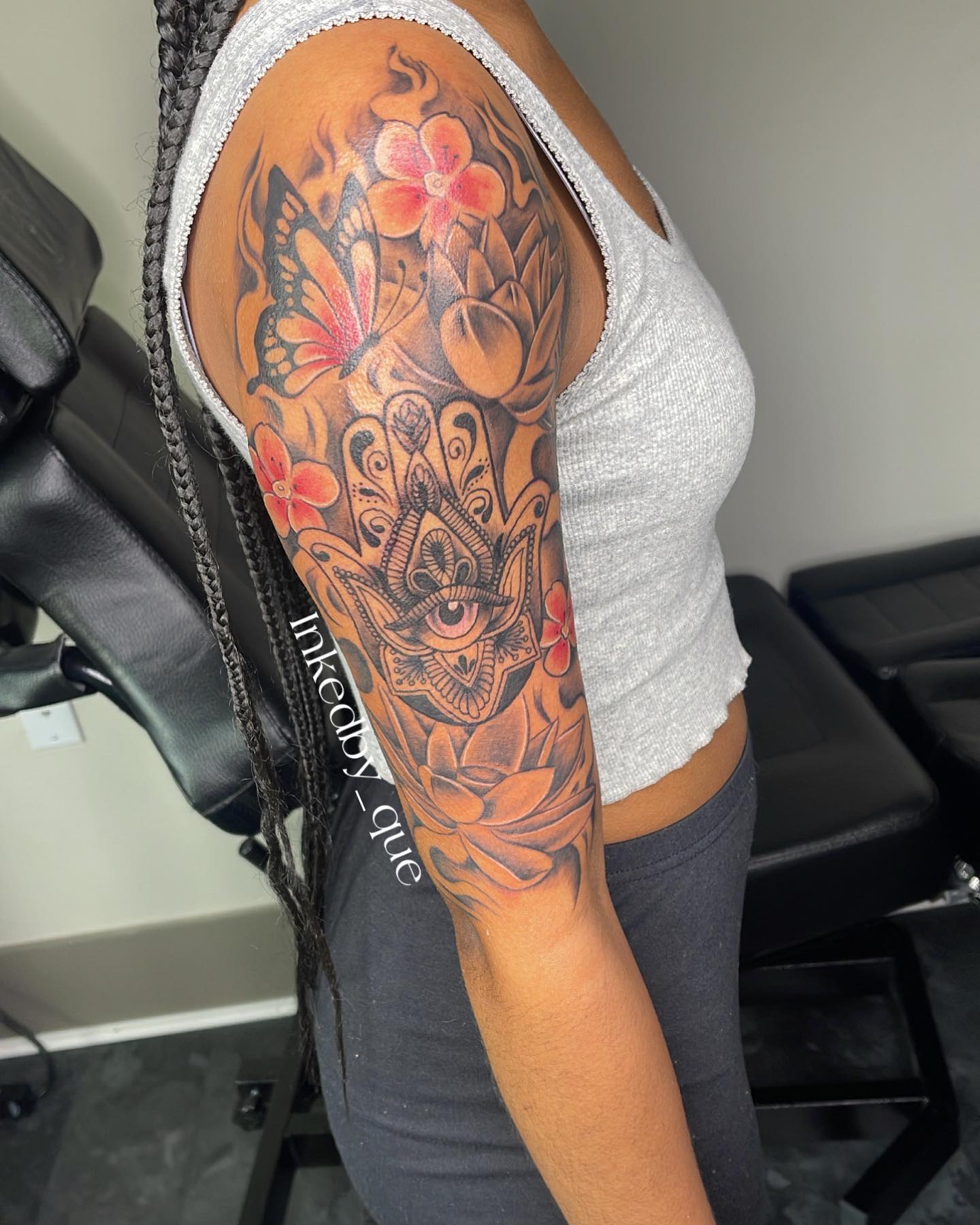 Tatuaje Hamsa llamativo en la manga.