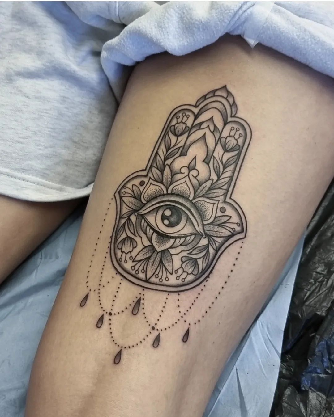 Tatuaje isométrico de Hamsa negro