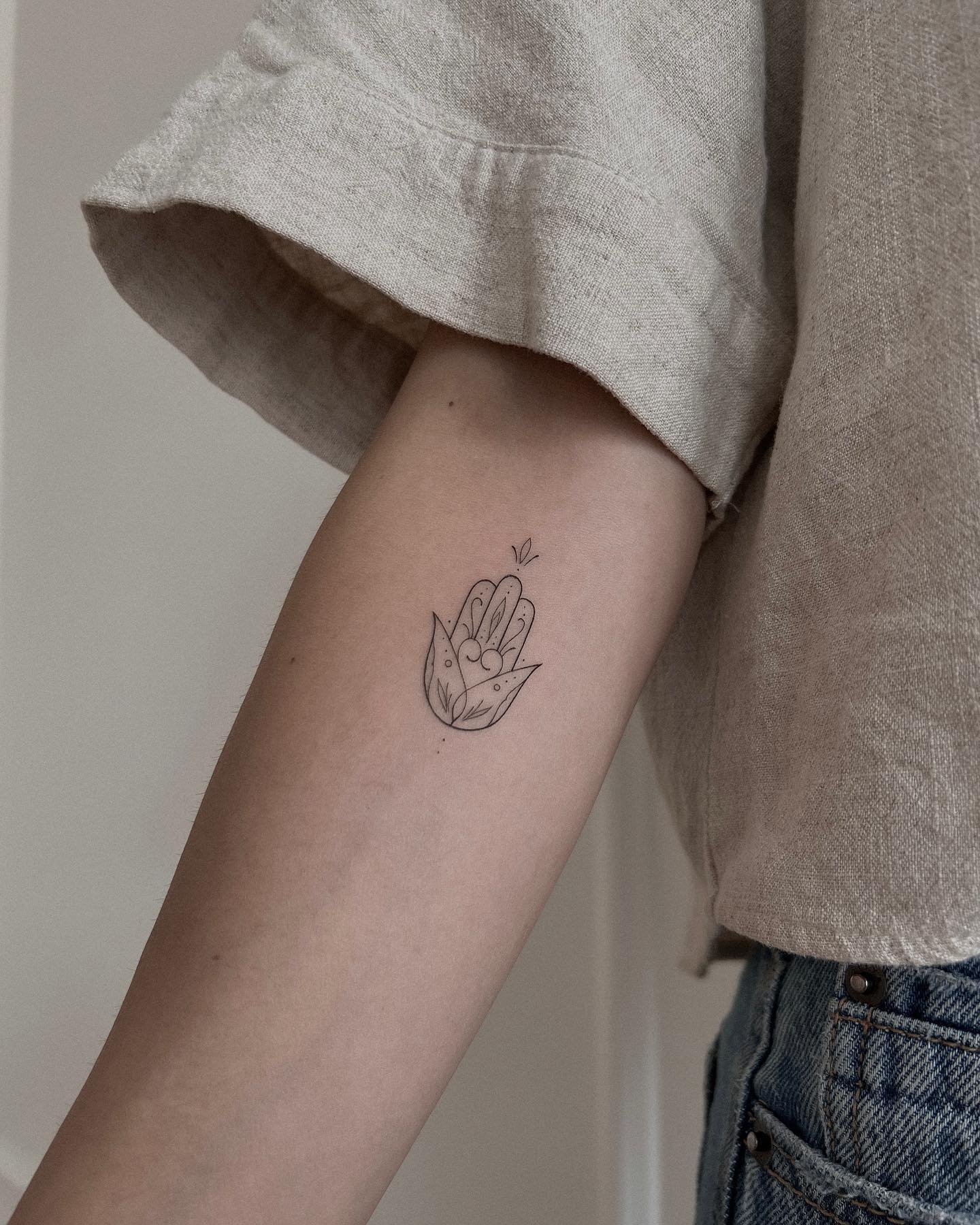 Tatuaje pequeño de Hamsa.
