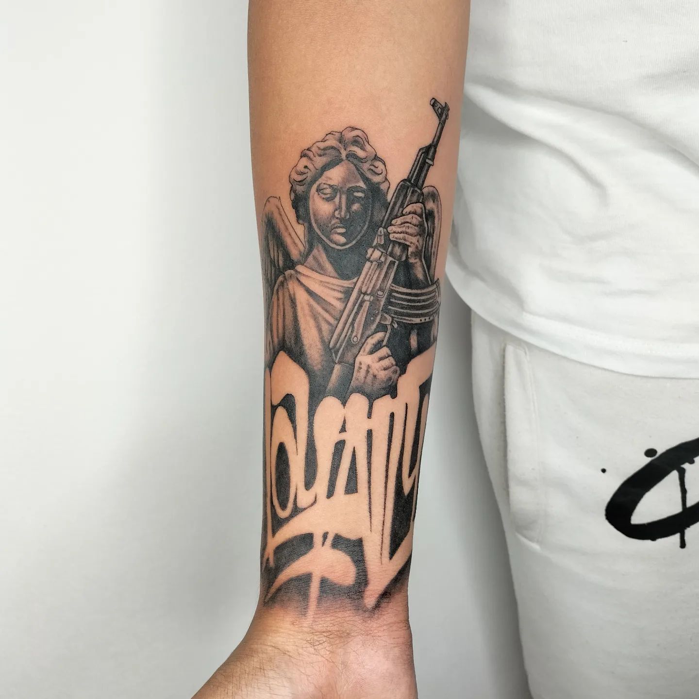 AK-Tatuaje en el antebrazo