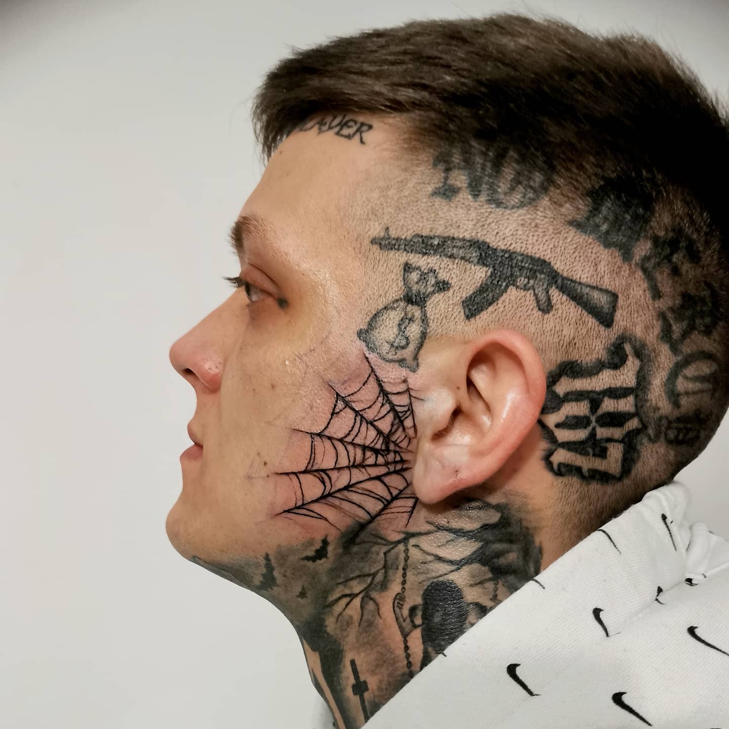 AK-Tatuaje en la cabeza