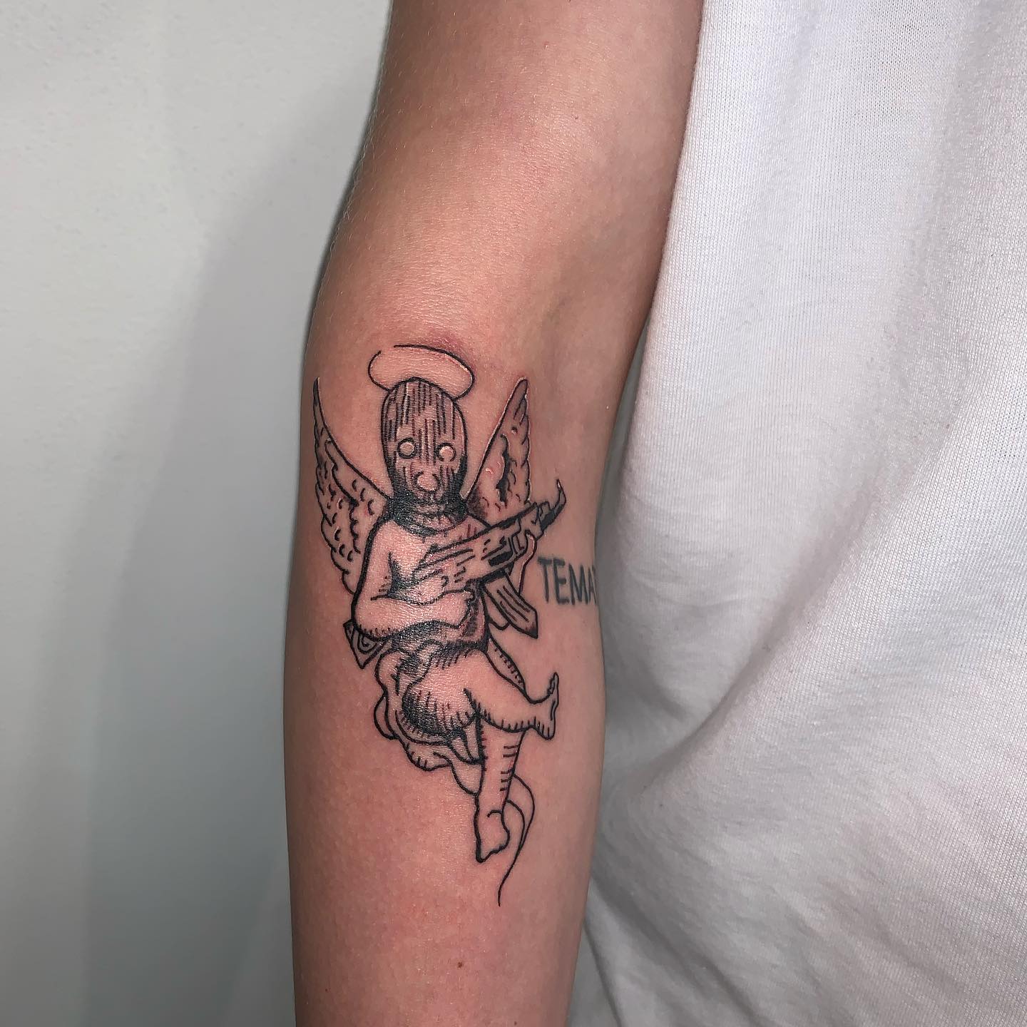 Ángel tenebroso AK-Tatuaje