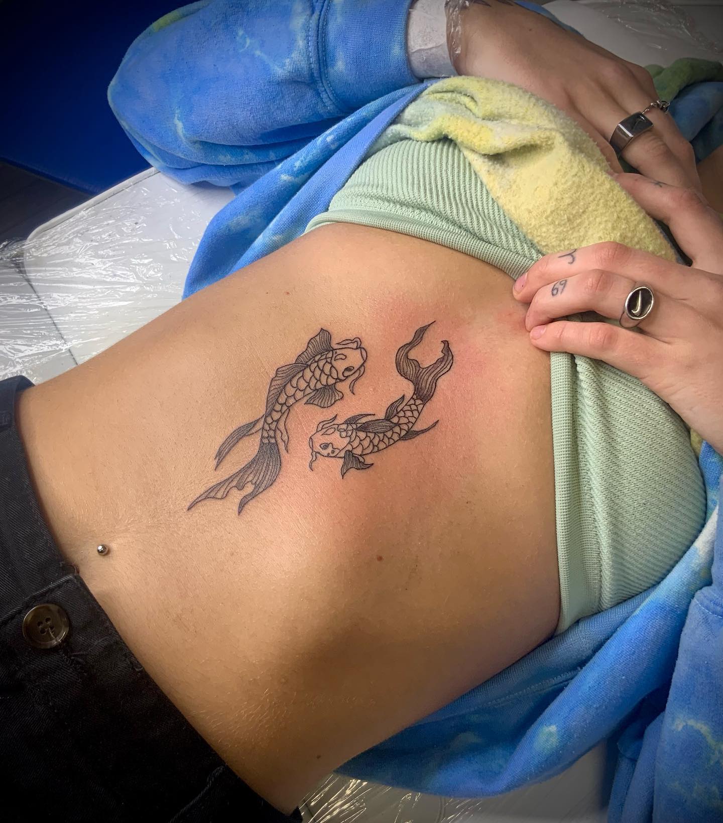 Dos tatuajes de esternón de peces