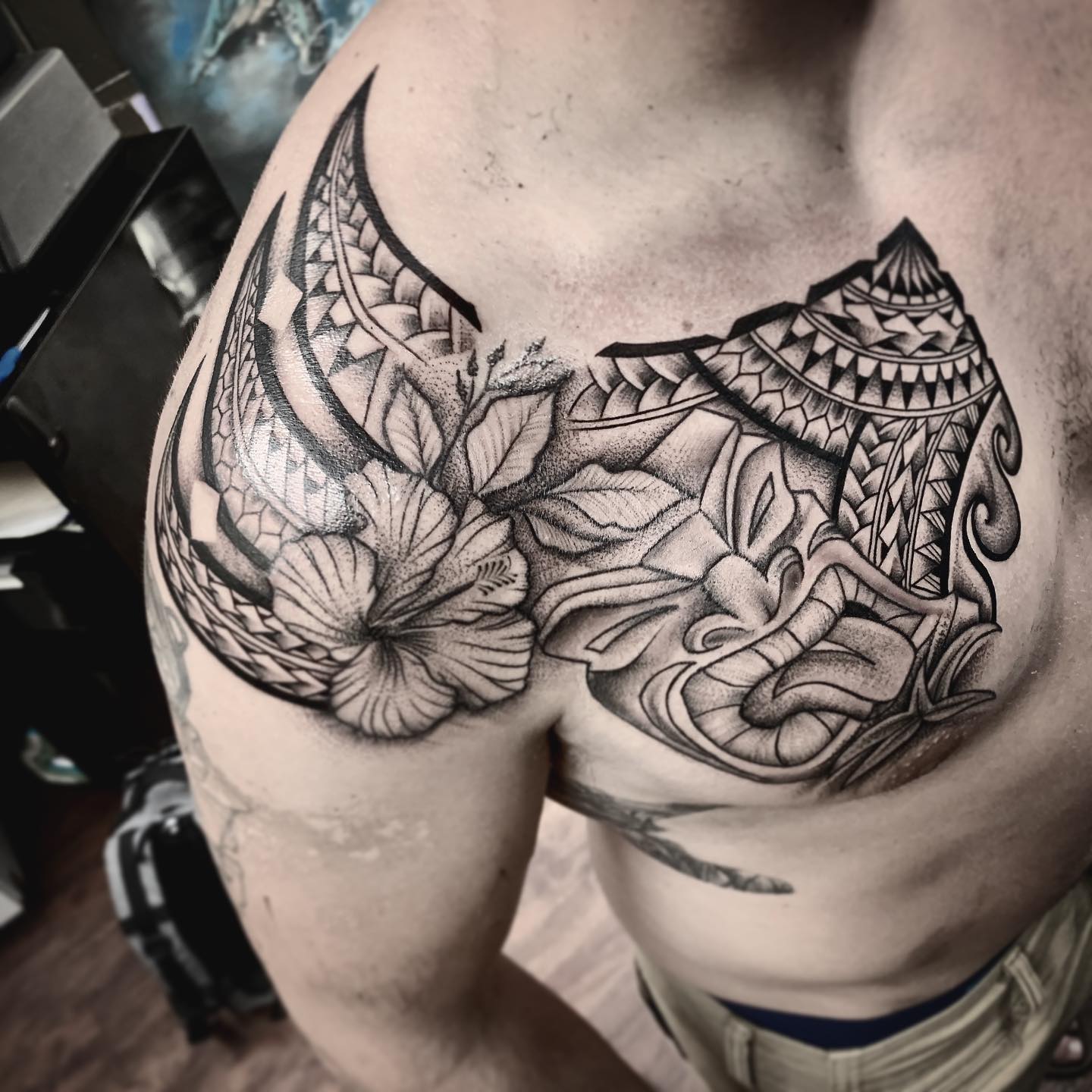 Gran pecho Tatuaje polinesio masculino.