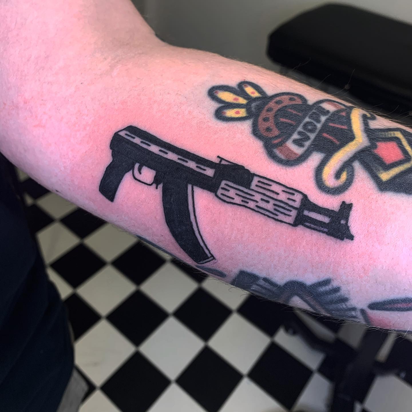 Idea de tatuaje en el antebrazo AK