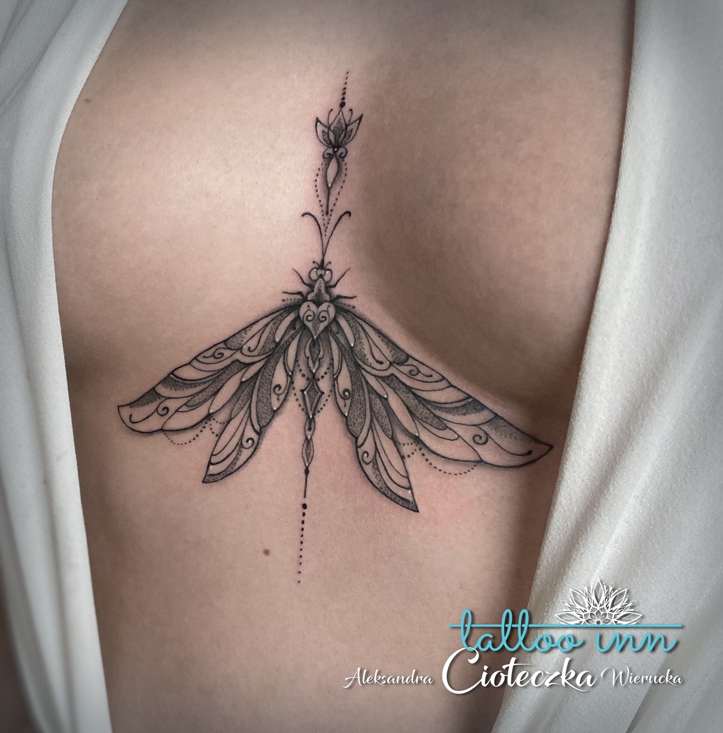 Idea de tatuaje genial entre los senos.