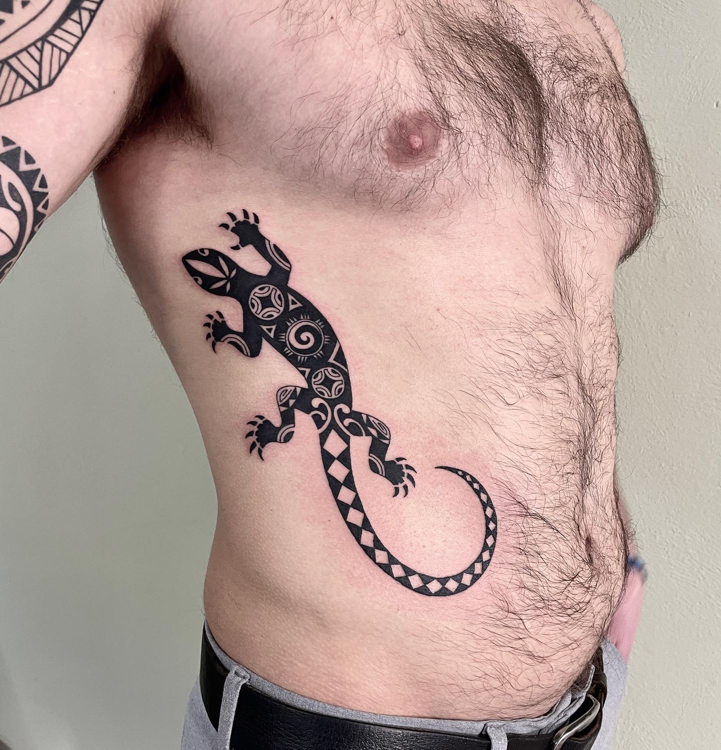 Idea de tatuaje polinesio de estómago