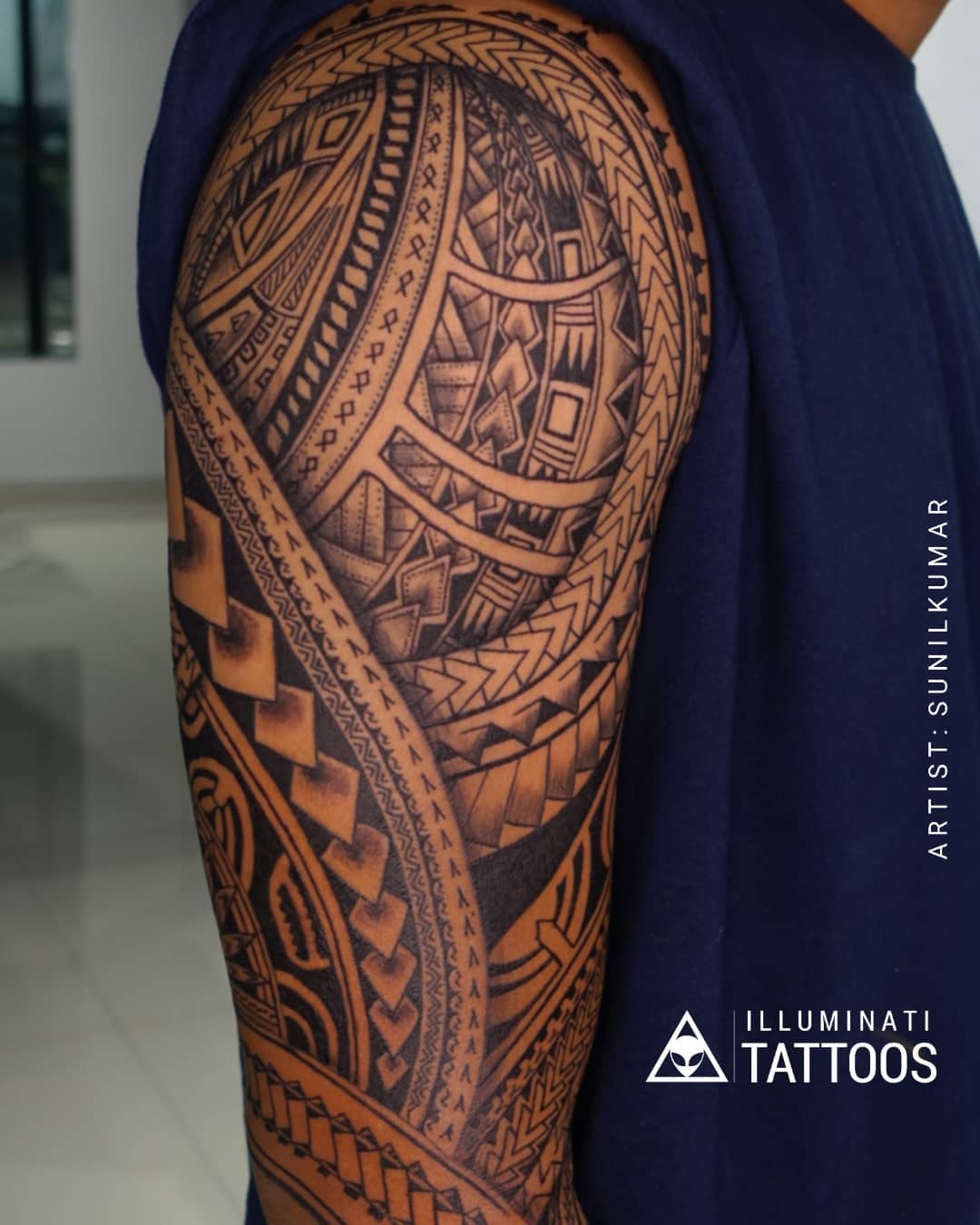 Manga tatuaje polinesio